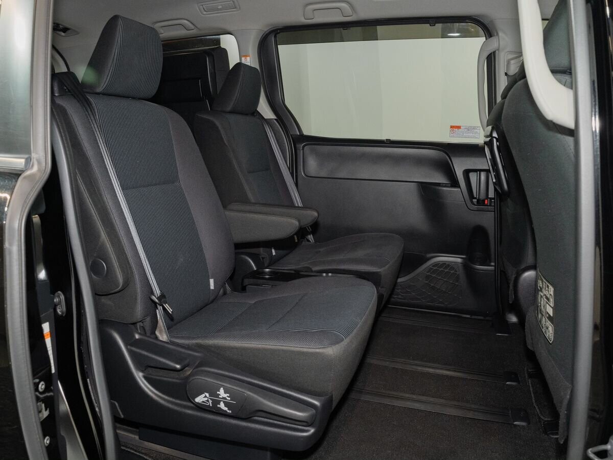 Toyota Noah 2017 - фото автомобиля