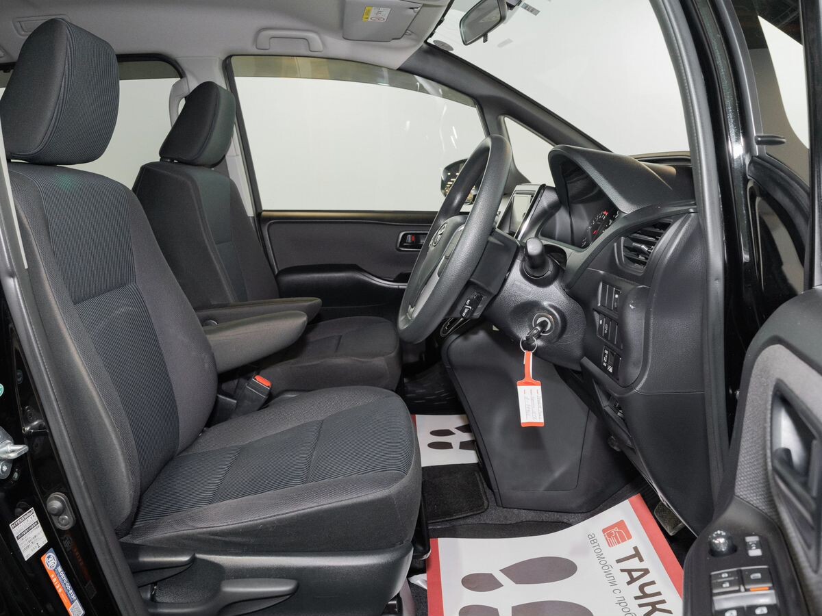 Toyota Noah 2017 - фото автомобиля