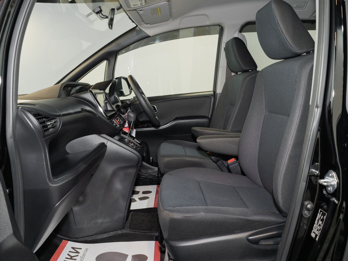 Toyota Noah 2017 - фото автомобиля