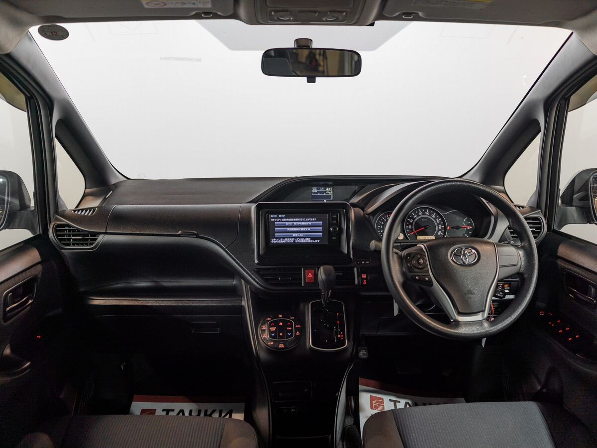 Toyota Noah 2017 - фото автомобиля