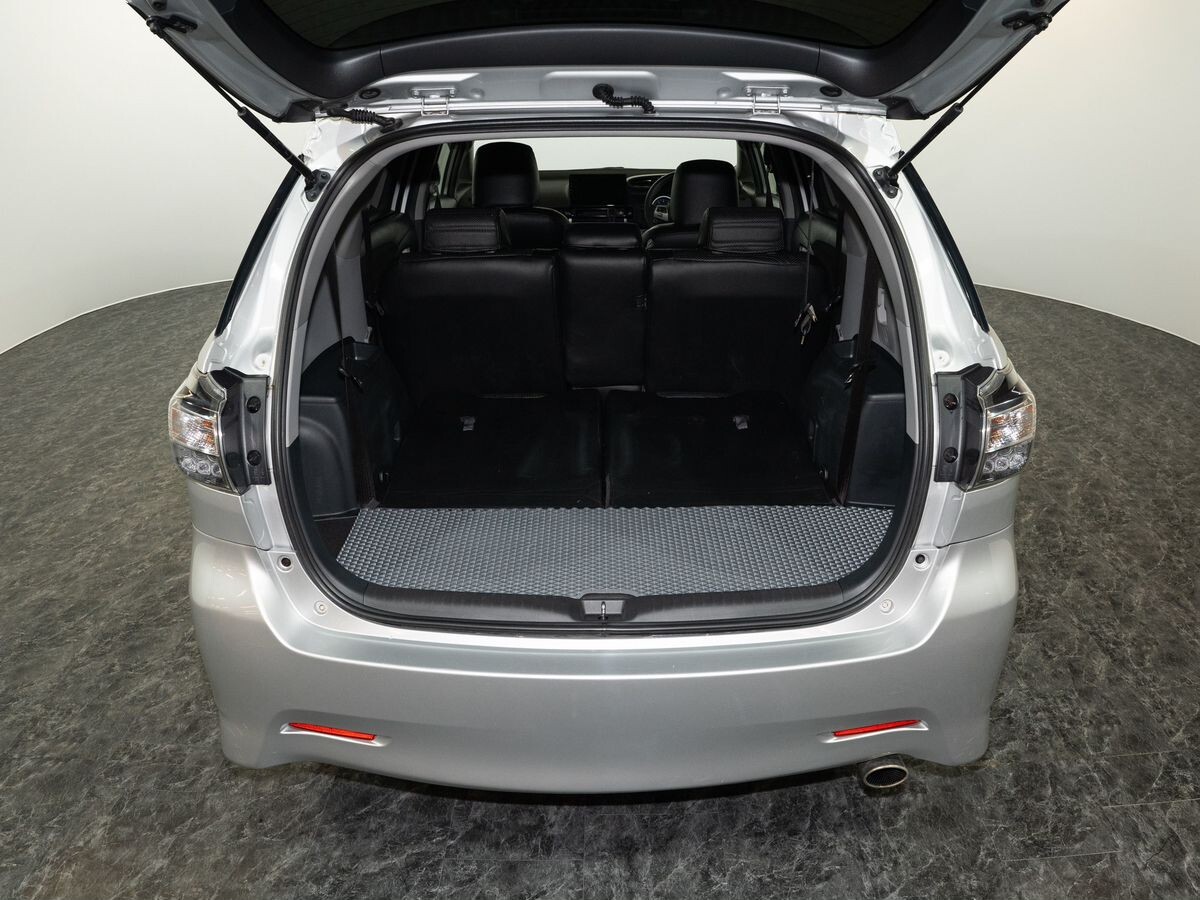 Toyota Wish 2013 - фото автомобиля