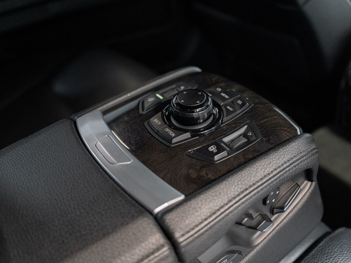 BMW 7 серии 2011 - фото автомобиля