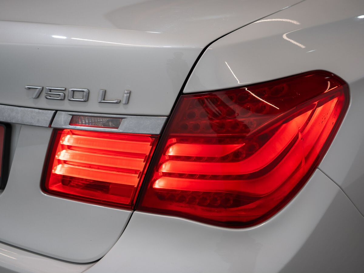 BMW 7 серии 2011 - фото автомобиля
