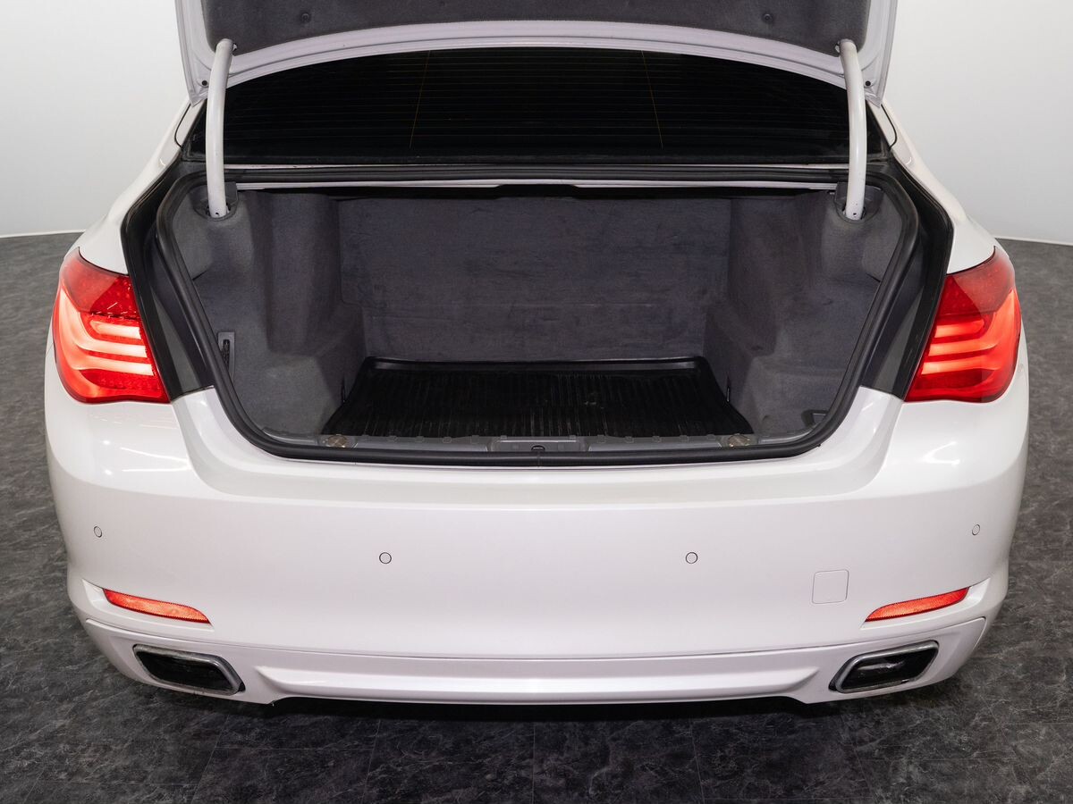 BMW 7 серии 2011 - фото автомобиля