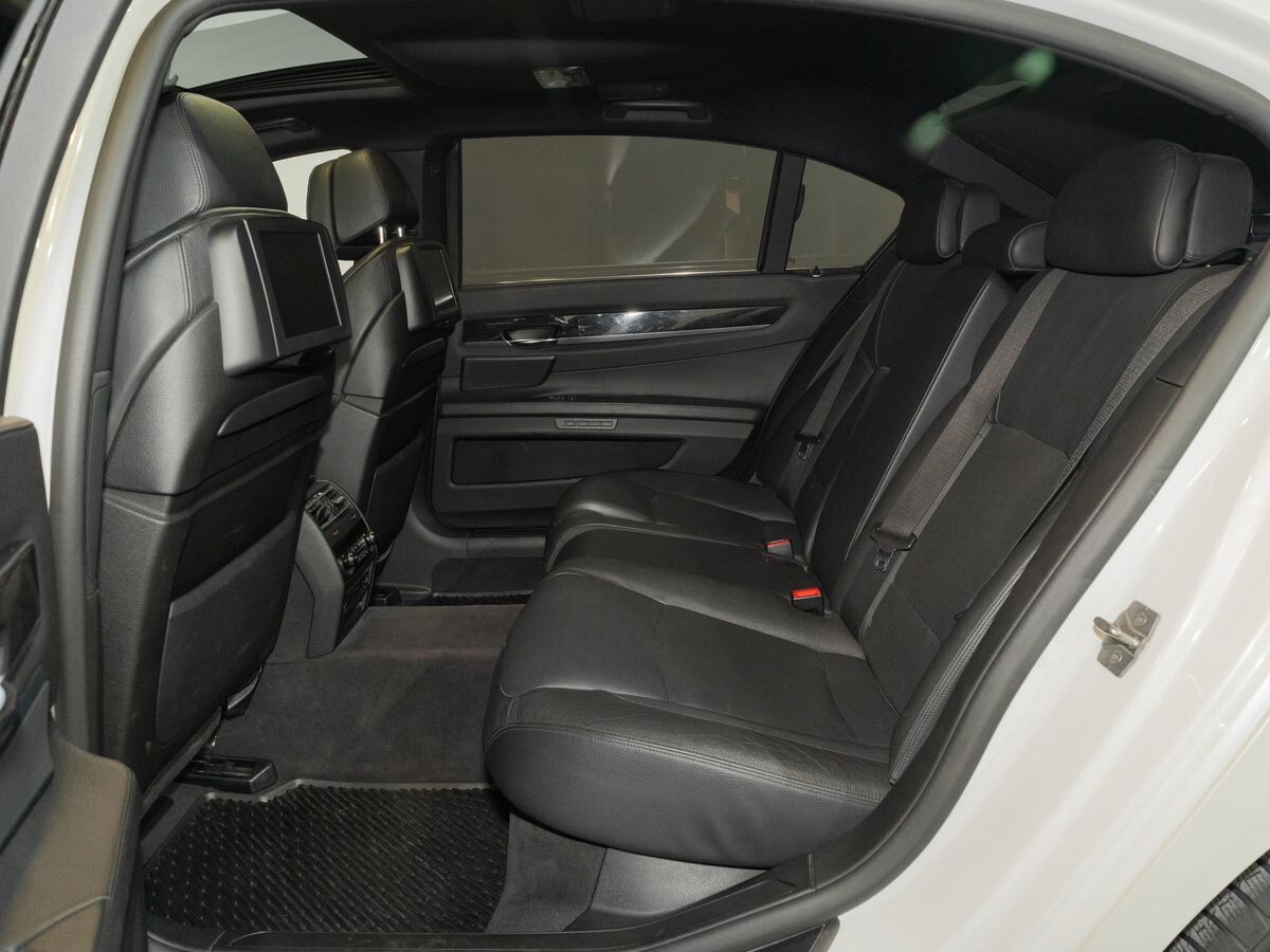 BMW 7 серии 2011 - фото автомобиля