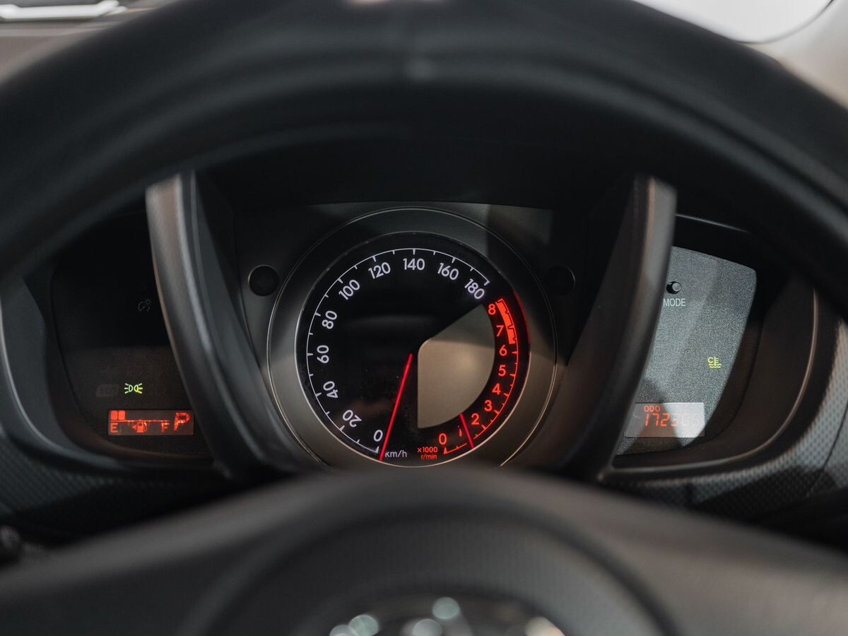 Toyota Ist 2010 - фото автомобиля