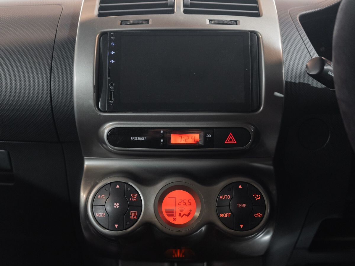 Toyota Ist 2010 - фото автомобиля