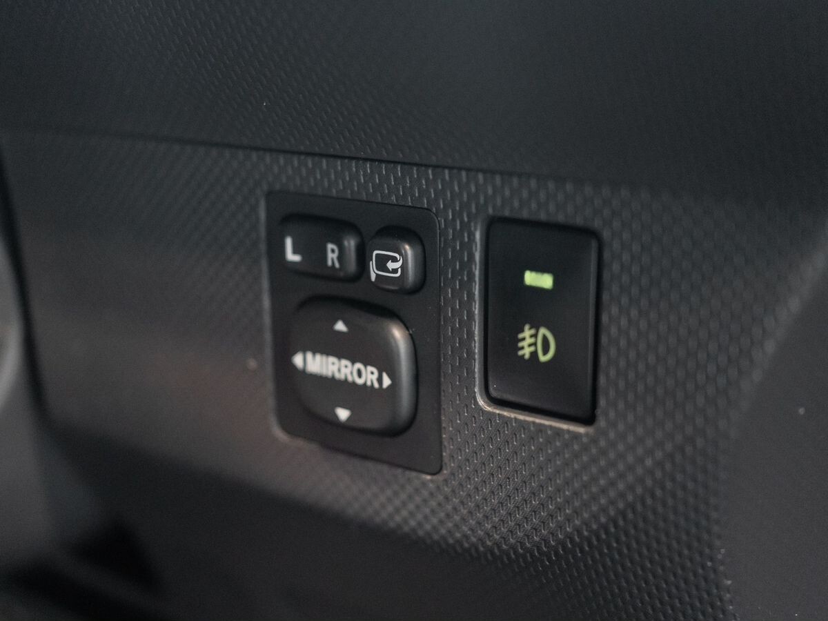 Toyota Ist 2010 - фото автомобиля