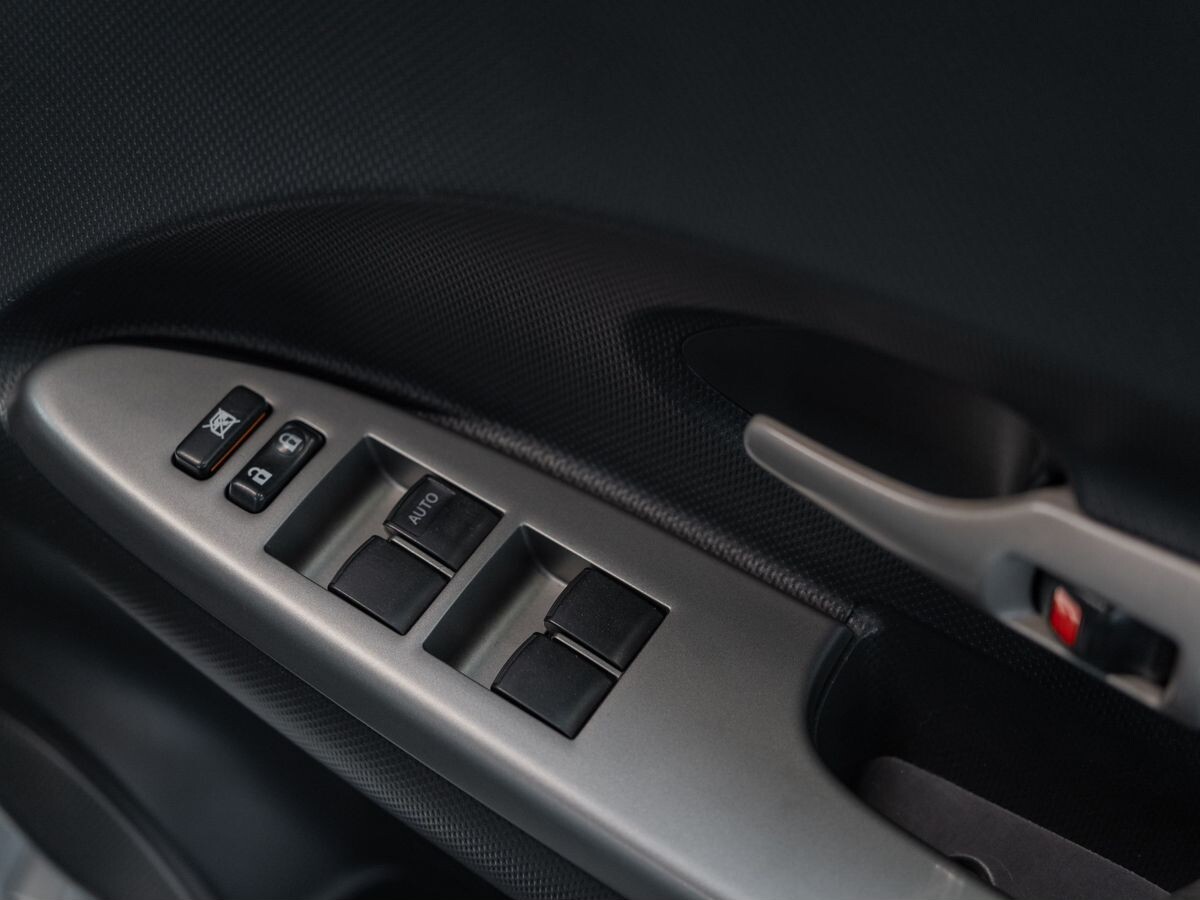 Toyota Ist 2010 - фото автомобиля