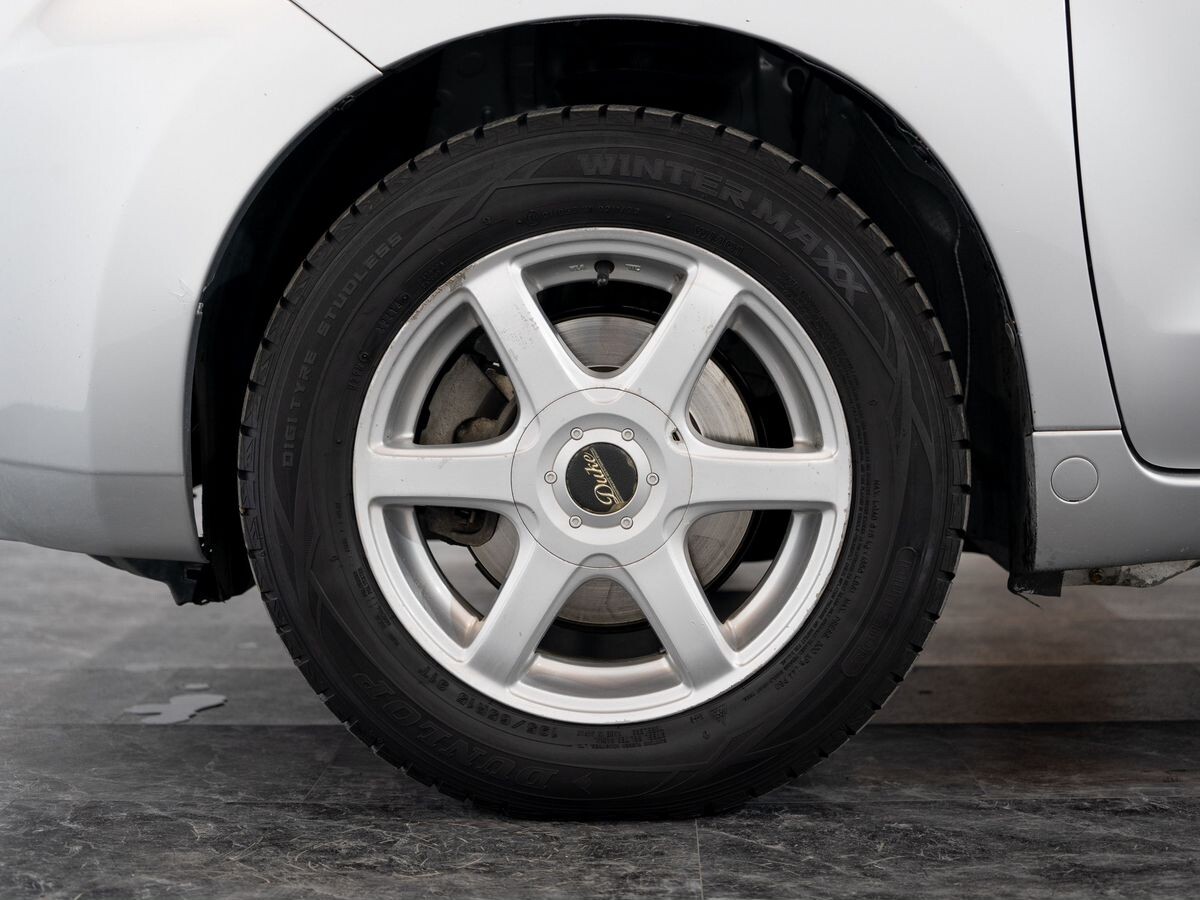 Toyota Ist 2010 - фото автомобиля