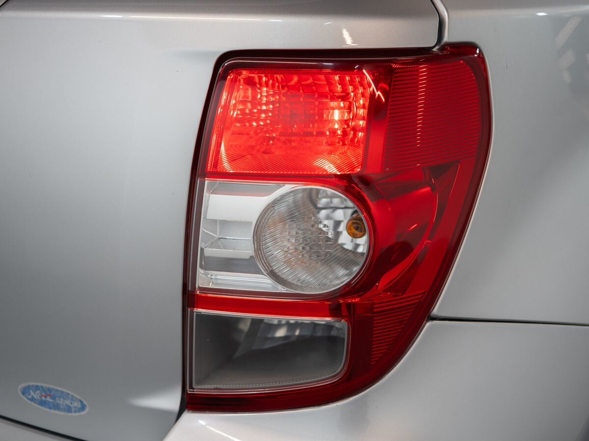 Toyota Ist 2010 - фото автомобиля