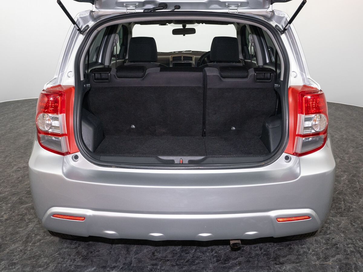 Toyota Ist 2010 - фото автомобиля