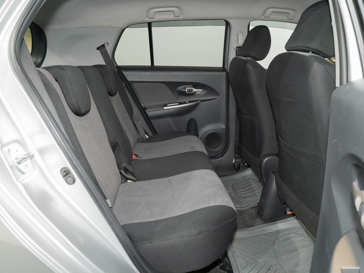 Toyota Ist 2010 - фото автомобиля