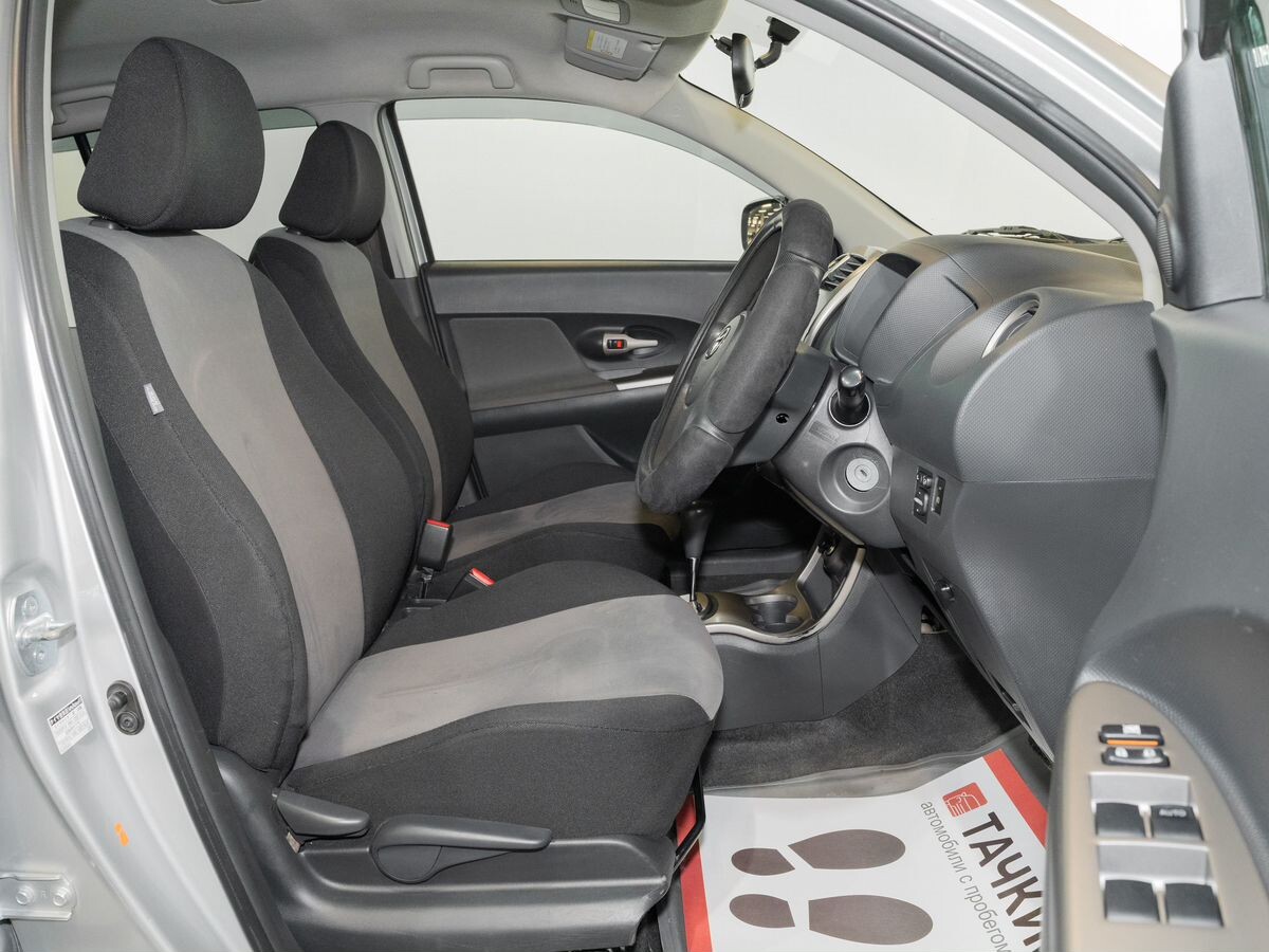 Toyota Ist 2010 - фото автомобиля