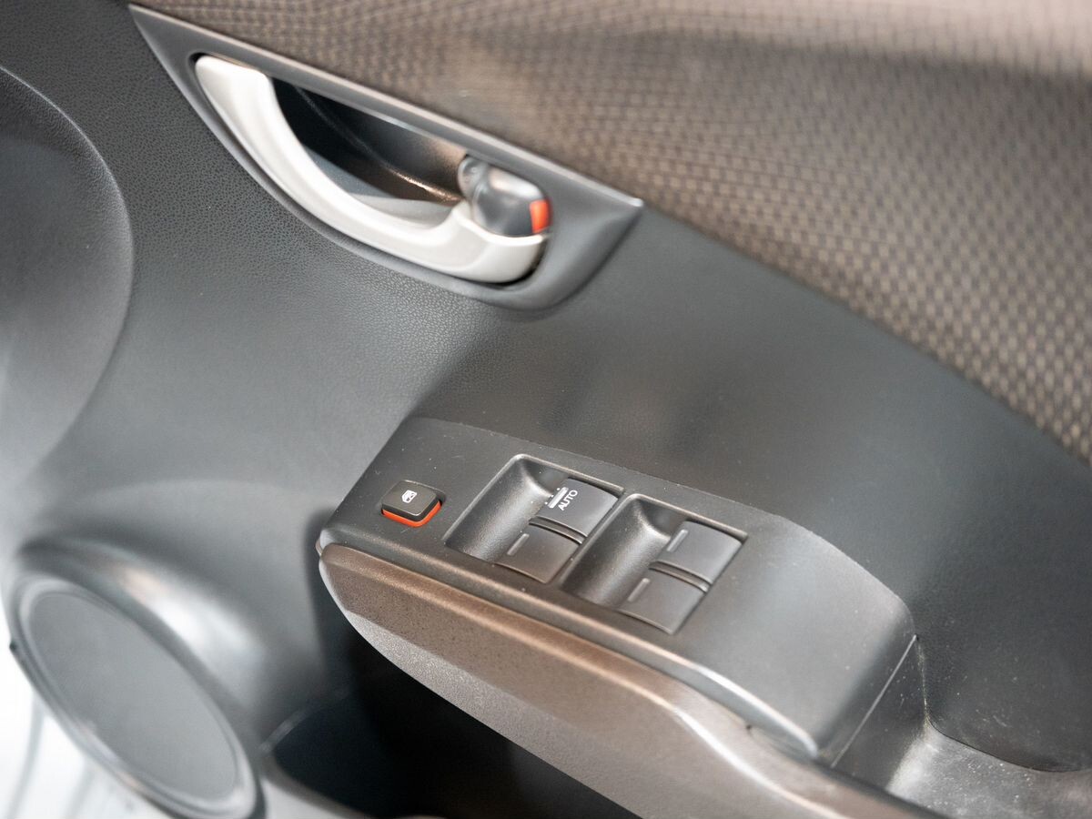 Honda Fit Shuttle 2011 - фото автомобиля