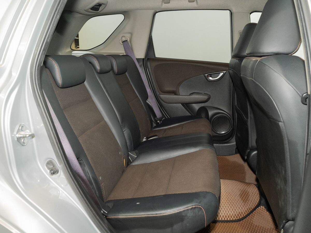 Honda Fit Shuttle 2011 - фото автомобиля
