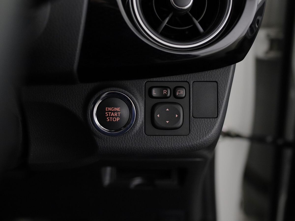 Toyota Vitz 2019 - фото автомобиля