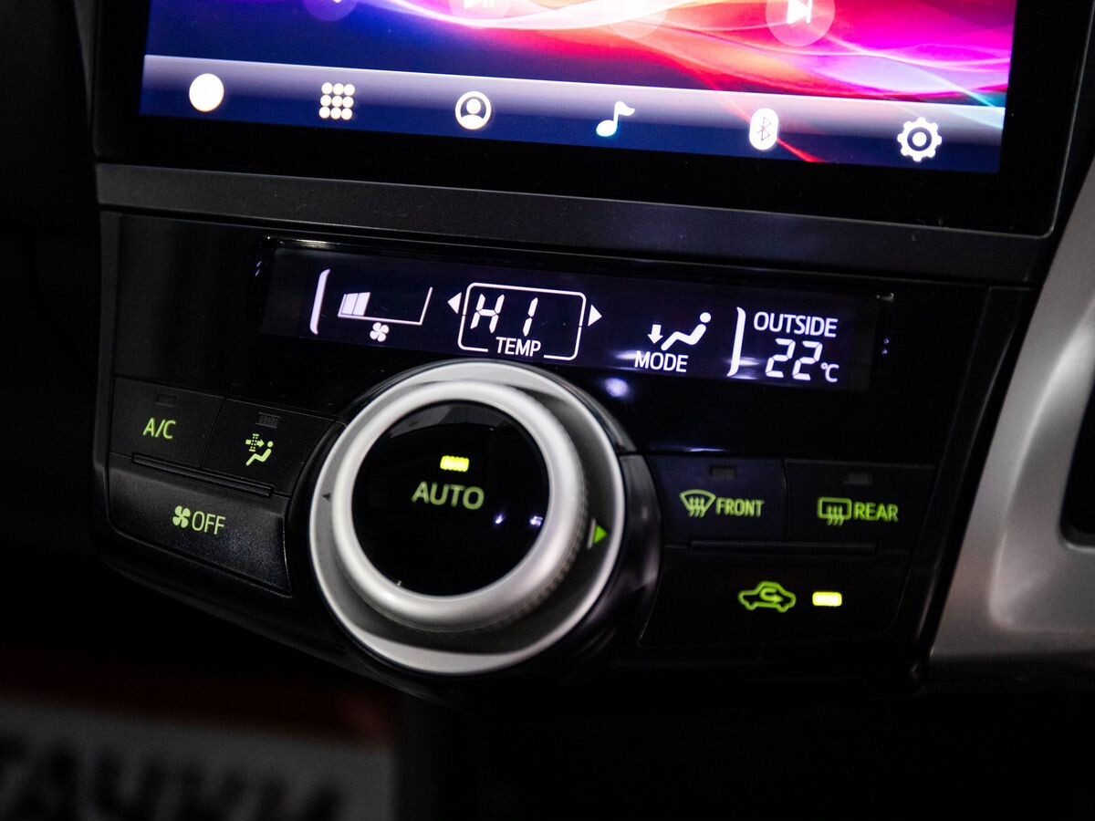 Toyota Prius Alpha 2013 - фото автомобиля