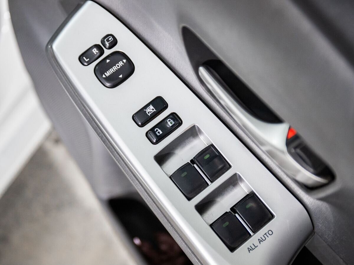 Toyota Prius Alpha 2013 - фото автомобиля