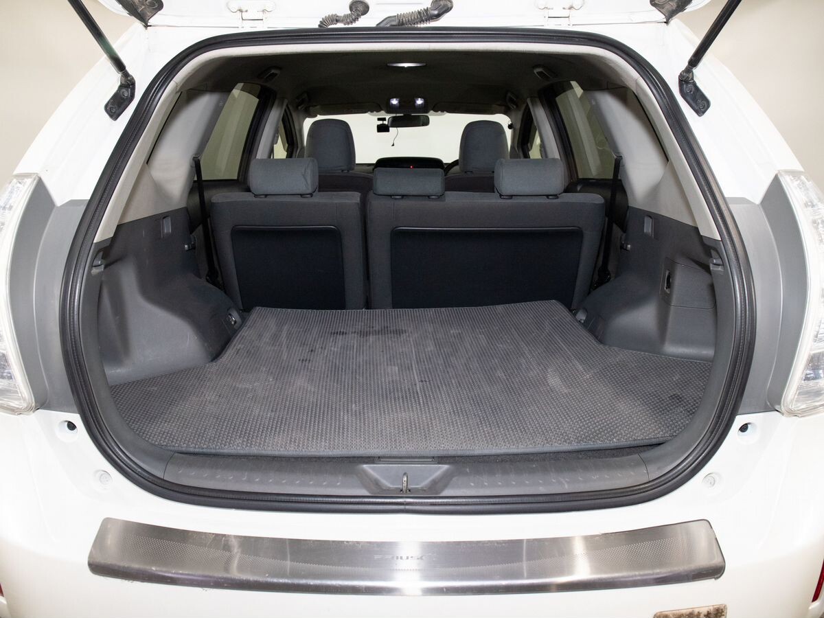 Toyota Prius Alpha 2013 - фото автомобиля