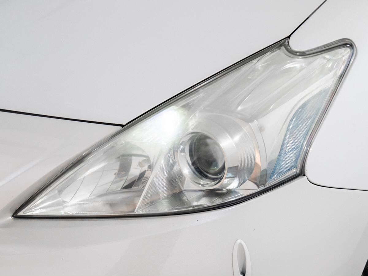 Toyota Prius Alpha 2013 - фото автомобиля