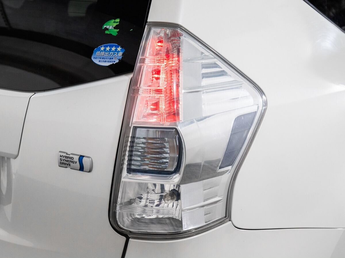 Toyota Prius Alpha 2013 - фото автомобиля