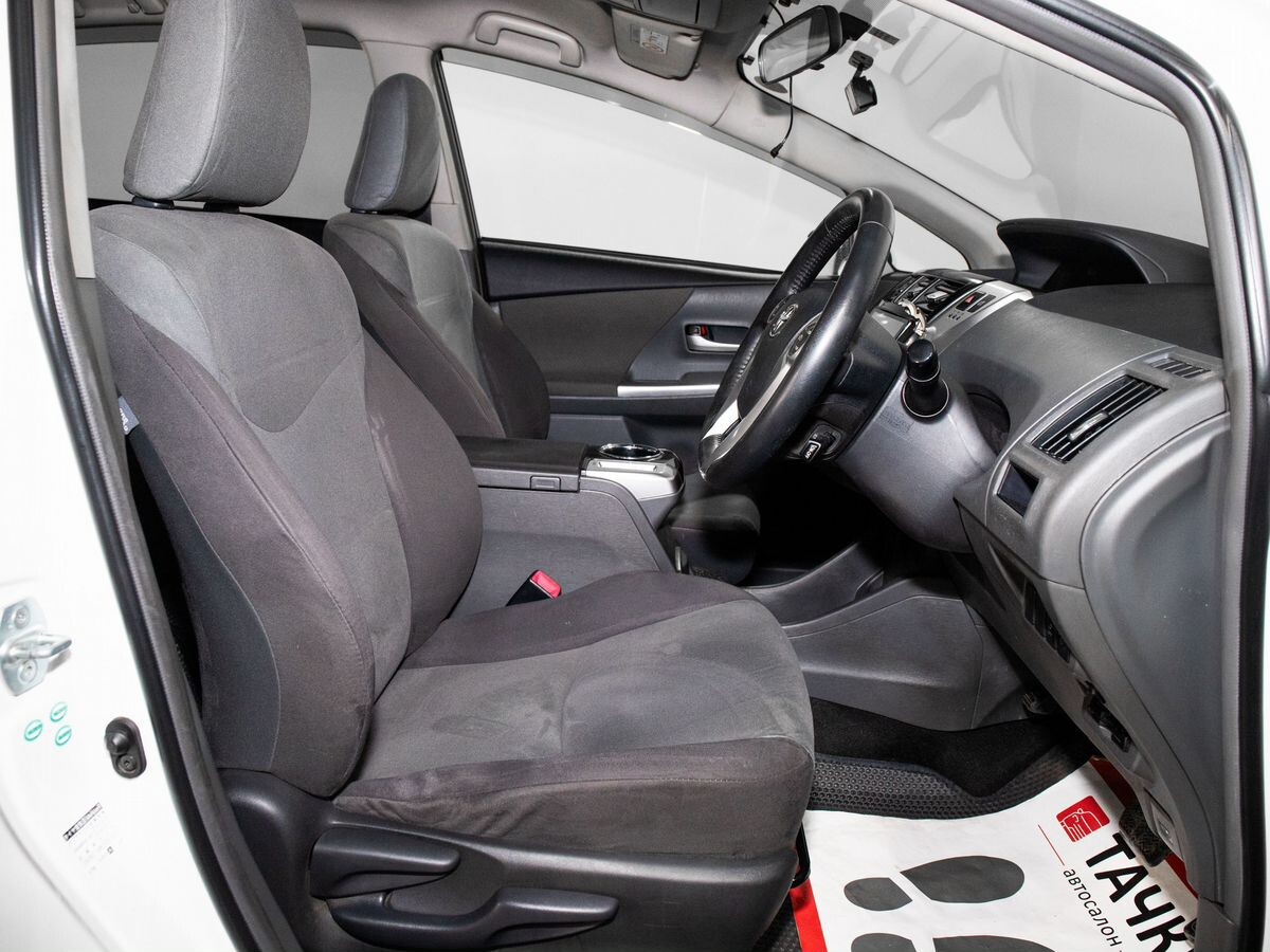 Toyota Prius Alpha 2013 - фото автомобиля