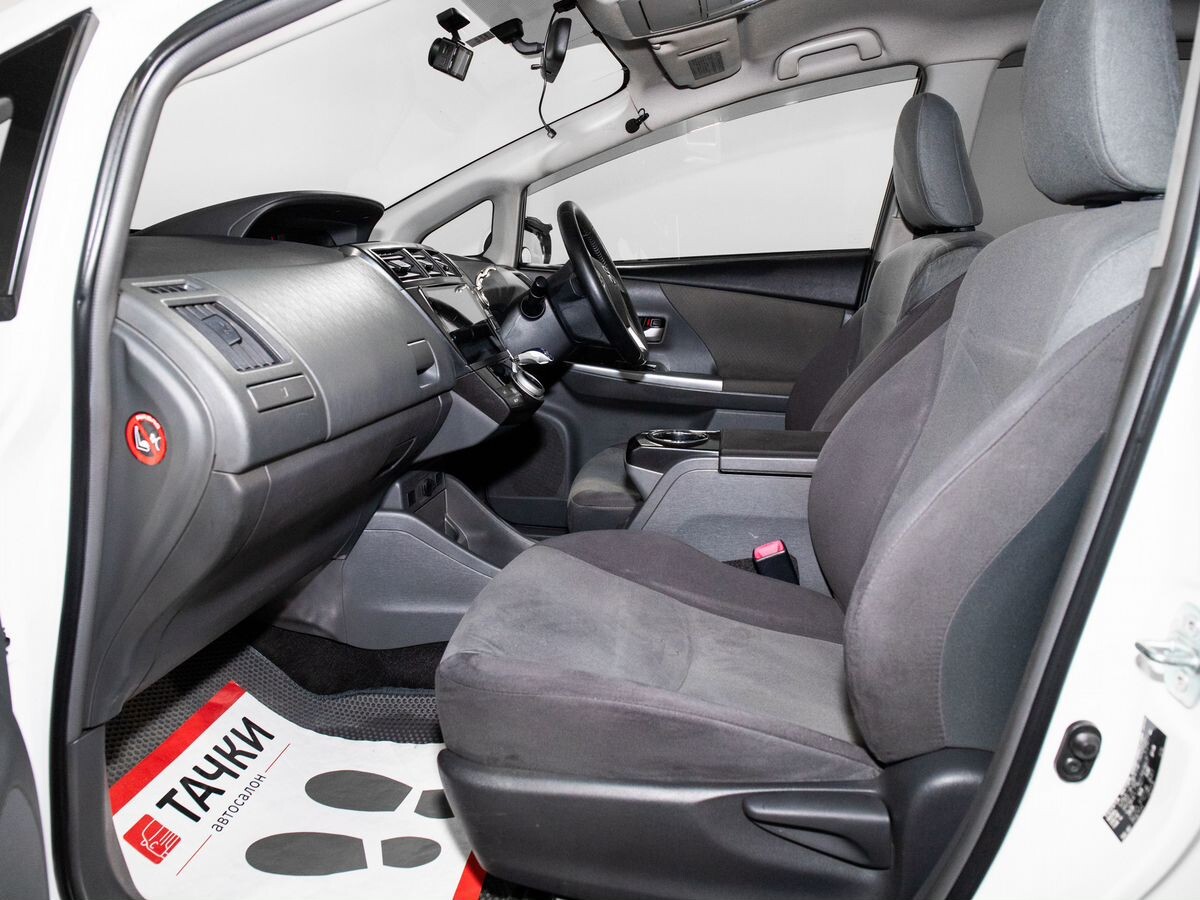 Toyota Prius Alpha 2013 - фото автомобиля