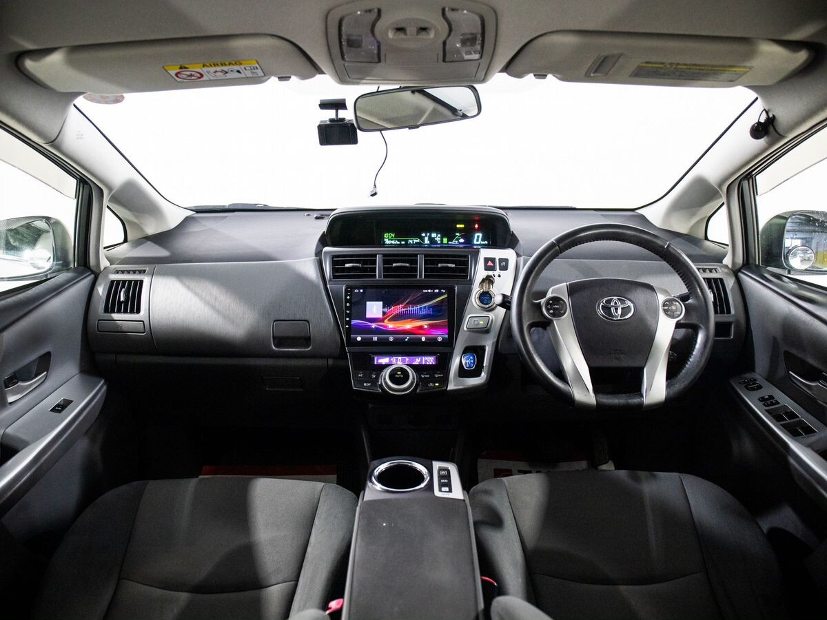 Toyota Prius Alpha 2013 - фото автомобиля