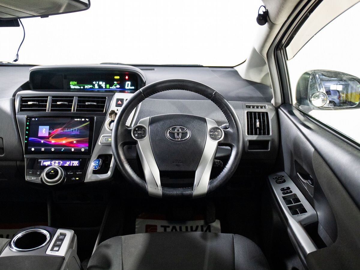 Toyota Prius Alpha 2013 - фото автомобиля