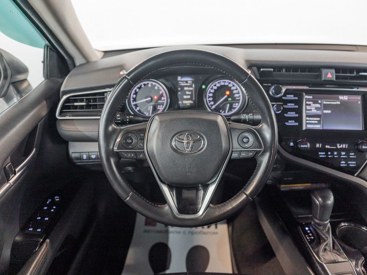 Toyota Camry 2018 - фото автомобиля