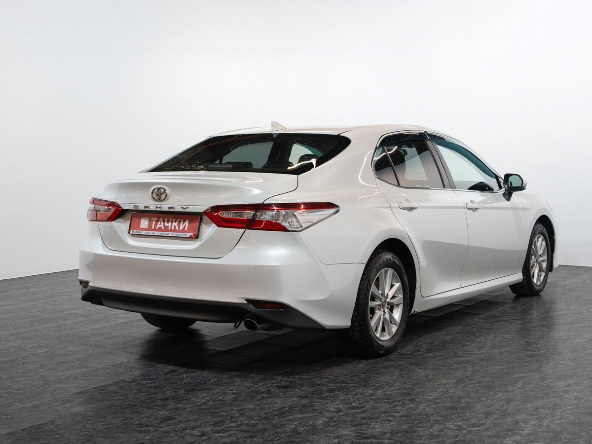 Toyota Camry 2018 - фото автомобиля