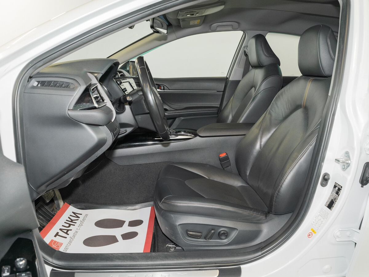 Toyota Camry 2018 - фото автомобиля