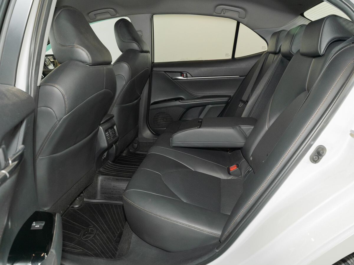 Toyota Camry 2018 - фото автомобиля