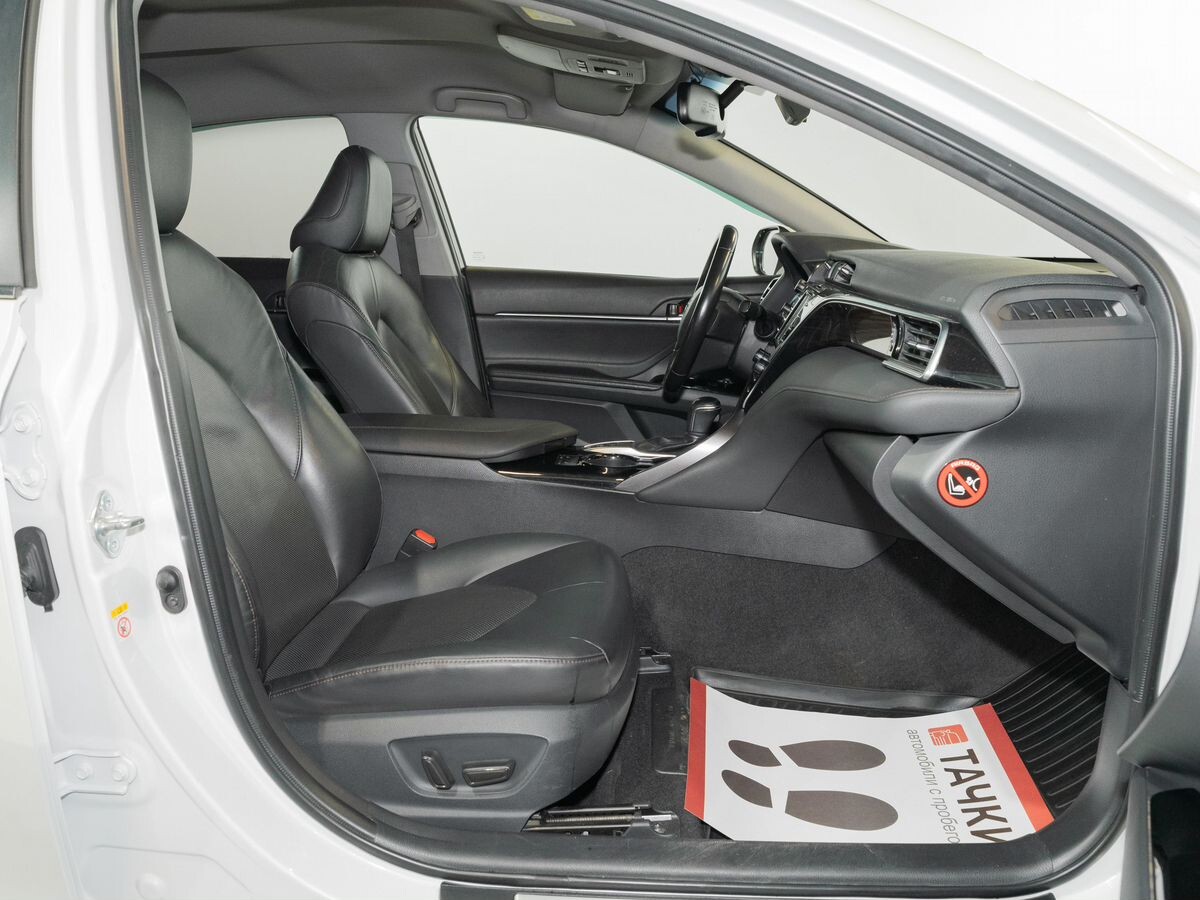 Toyota Camry 2018 - фото автомобиля