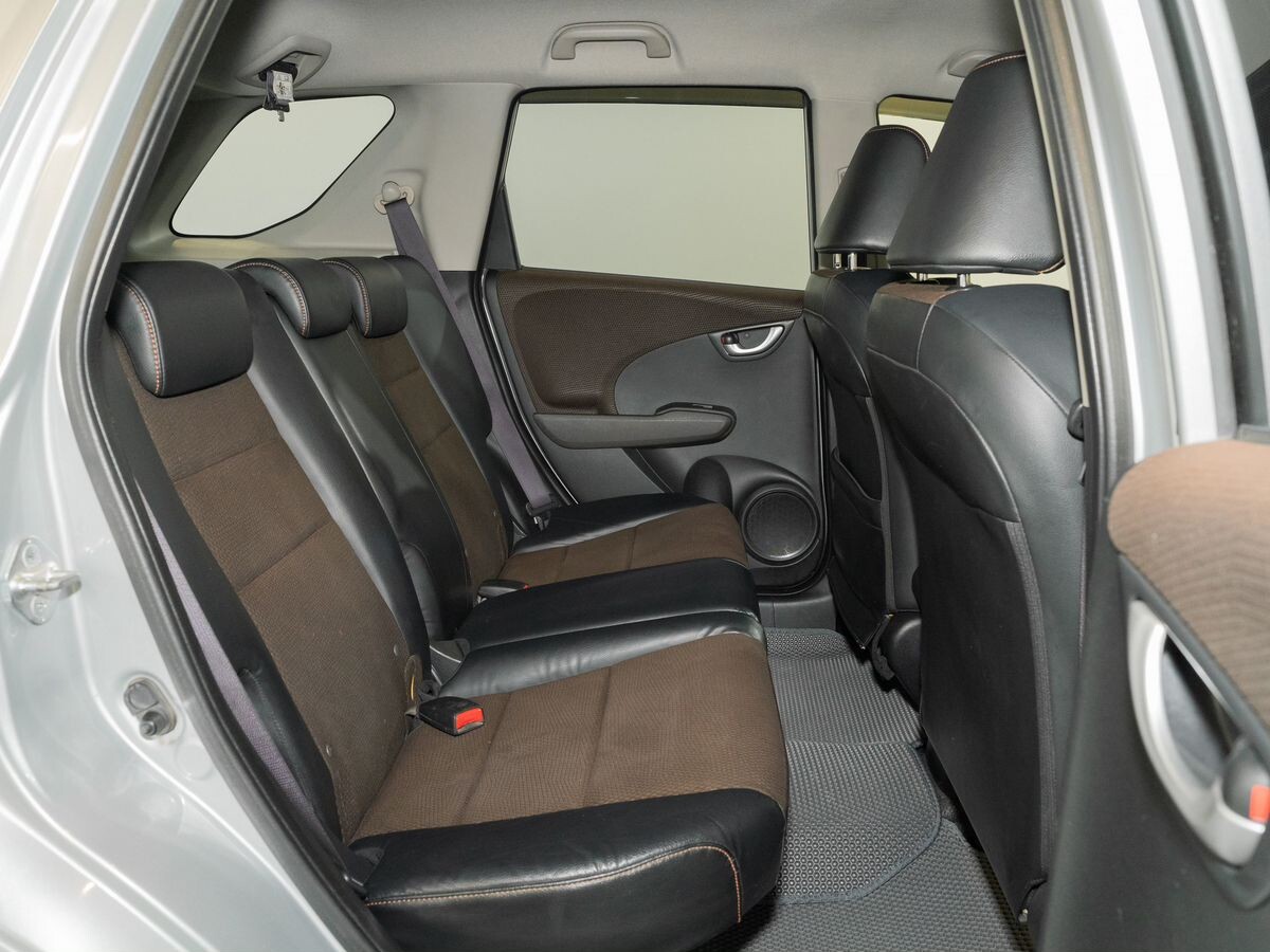 Honda Fit Shuttle 2012 - фото автомобиля