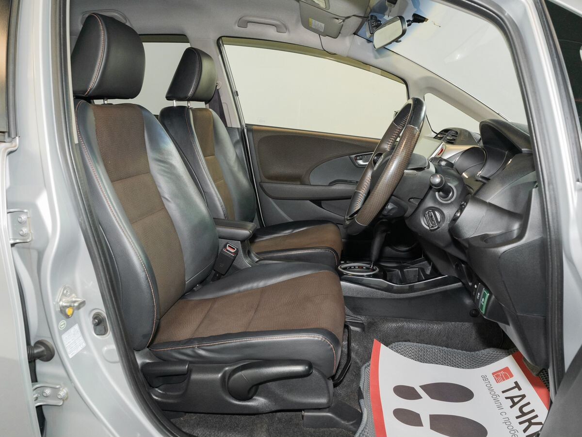 Honda Fit Shuttle 2012 - фото автомобиля
