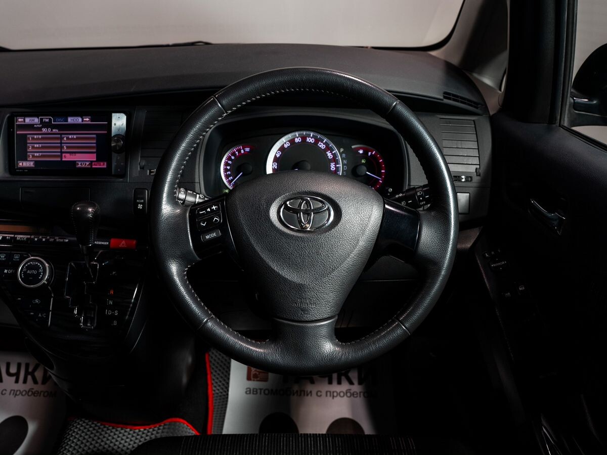 Toyota ISis 2011 - фото автомобиля