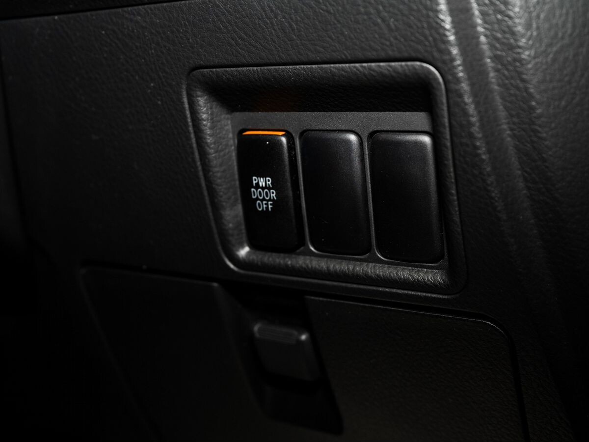 Toyota ISis 2011 - фото автомобиля