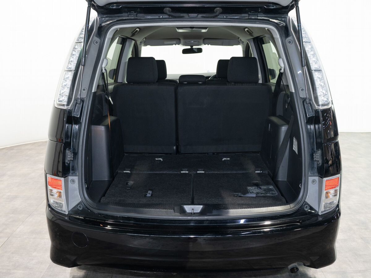 Toyota ISis 2011 - фото автомобиля