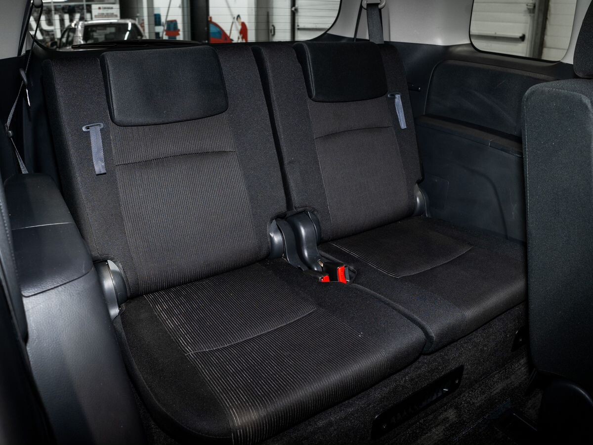 Toyota ISis 2011 - фото автомобиля