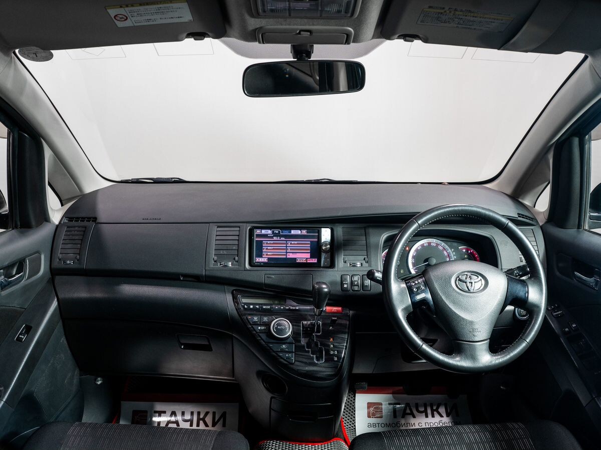 Toyota ISis 2011 - фото автомобиля