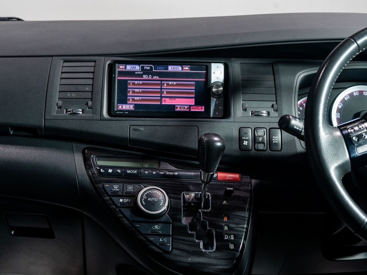 Toyota ISis 2011 - фото автомобиля