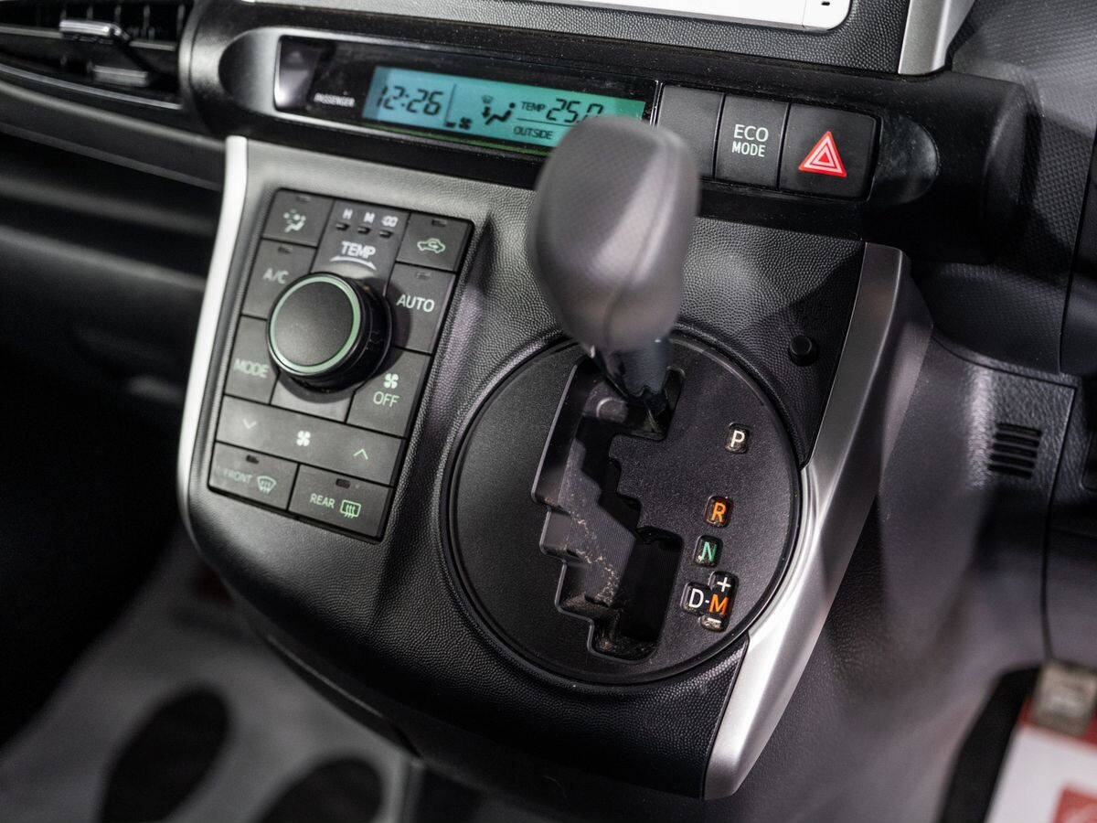 Toyota Wish 2013 - фото автомобиля