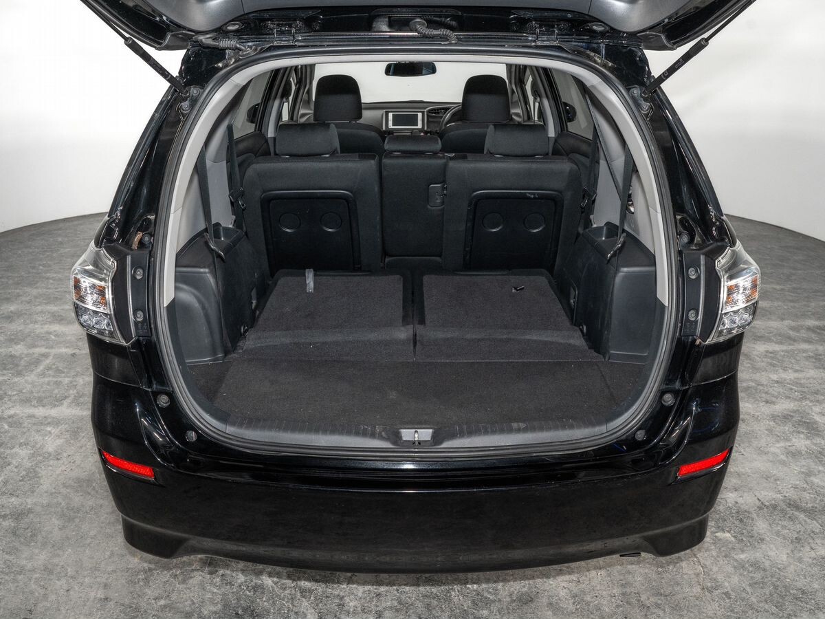 Toyota Wish 2013 - фото автомобиля