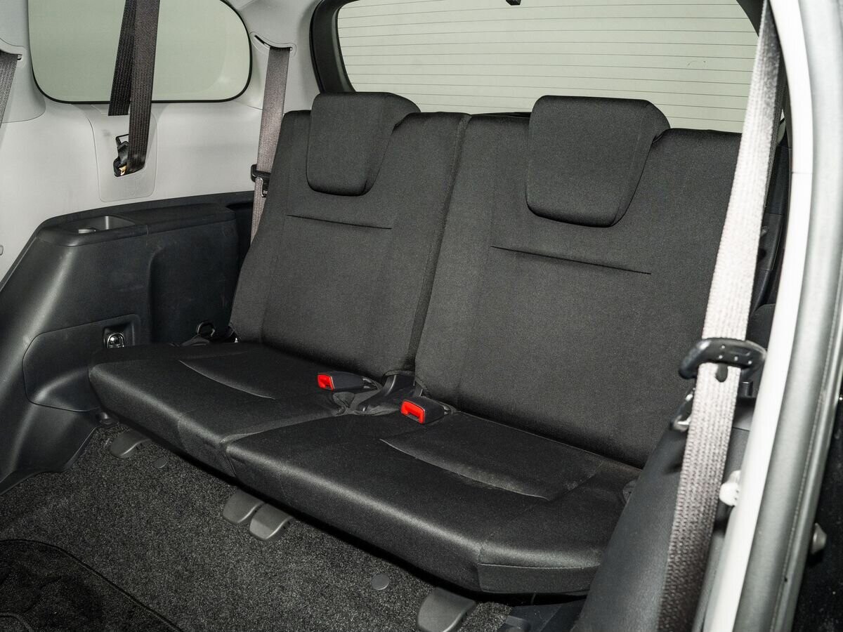 Toyota Wish 2013 - фото автомобиля