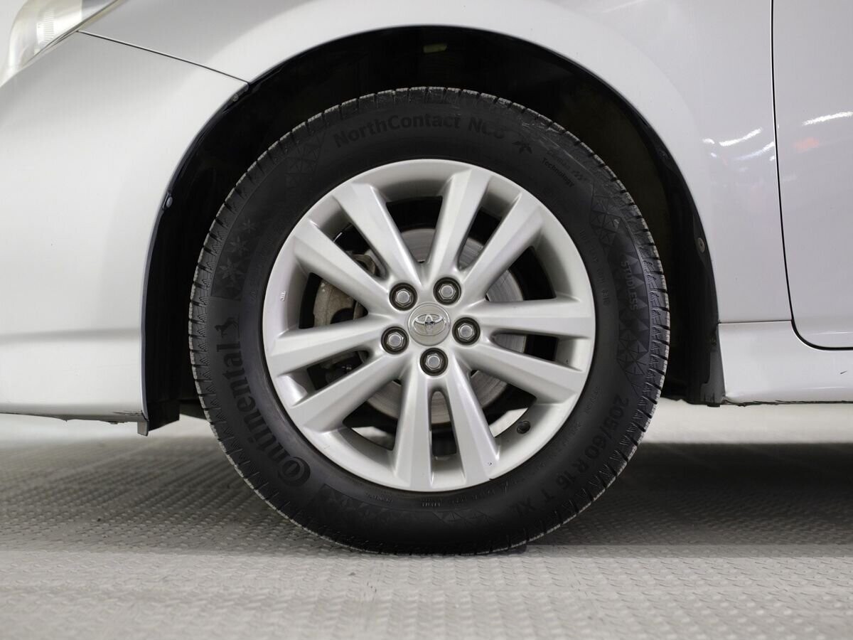 Toyota Wish 2011 - фото автомобиля