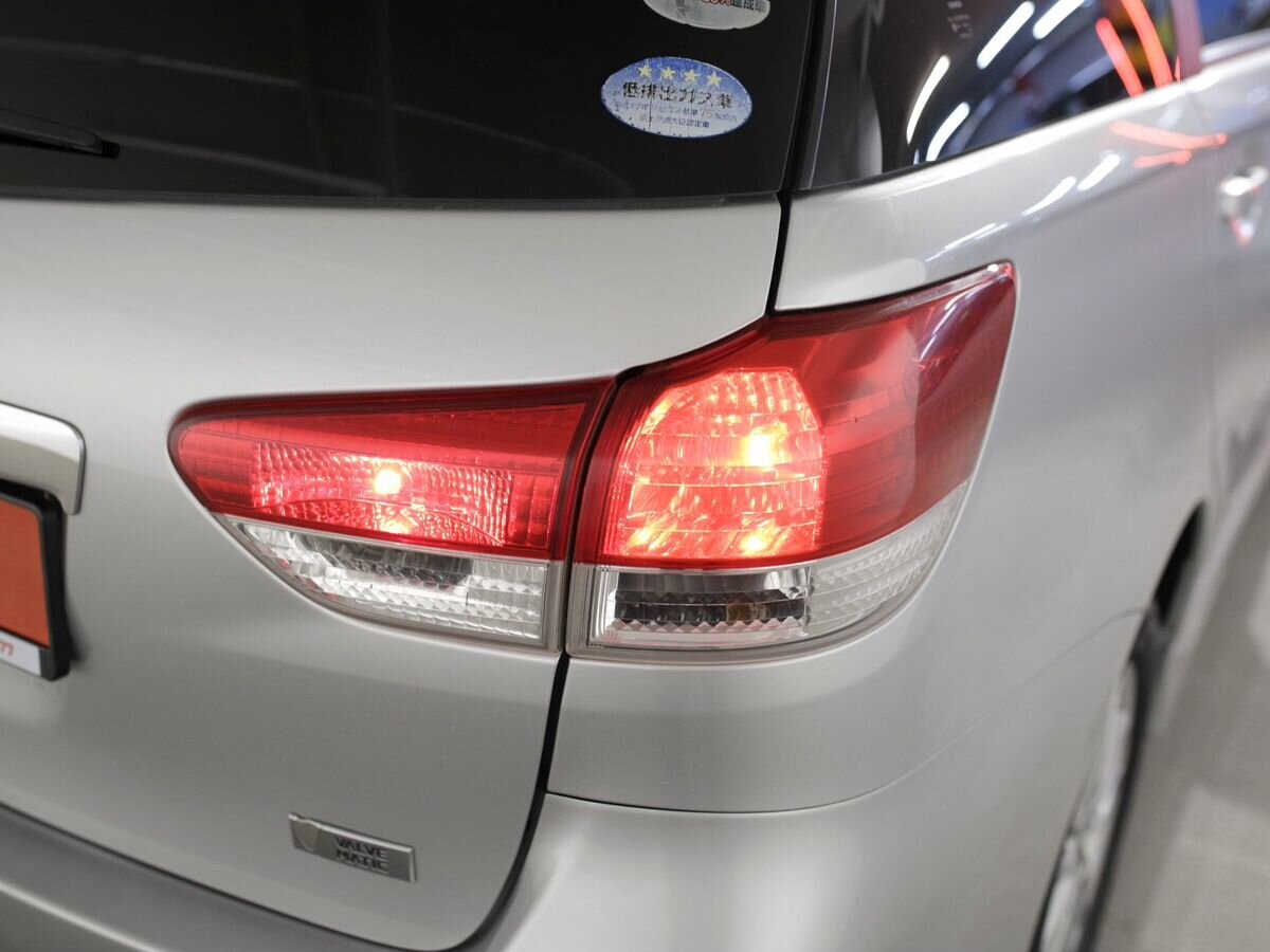 Toyota Wish 2011 - фото автомобиля