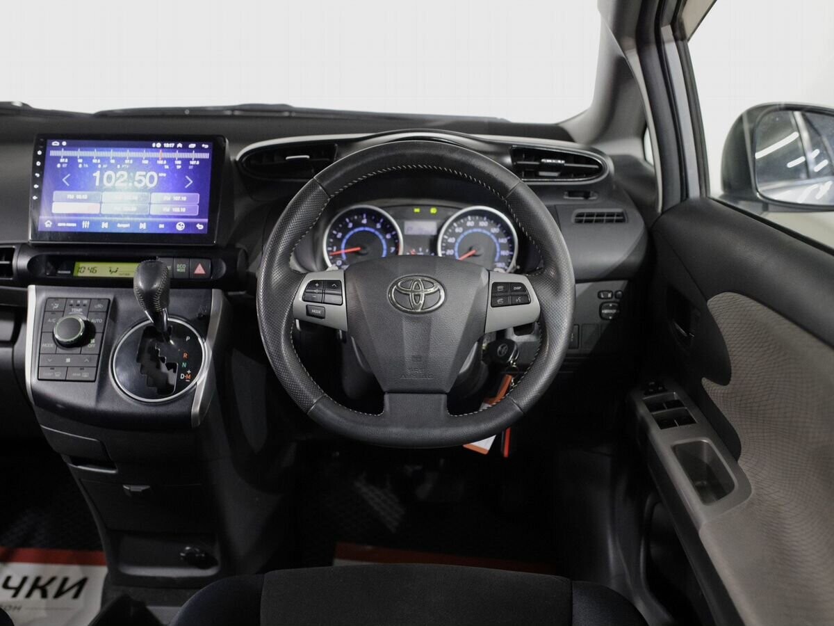 Toyota Wish 2011 - фото автомобиля
