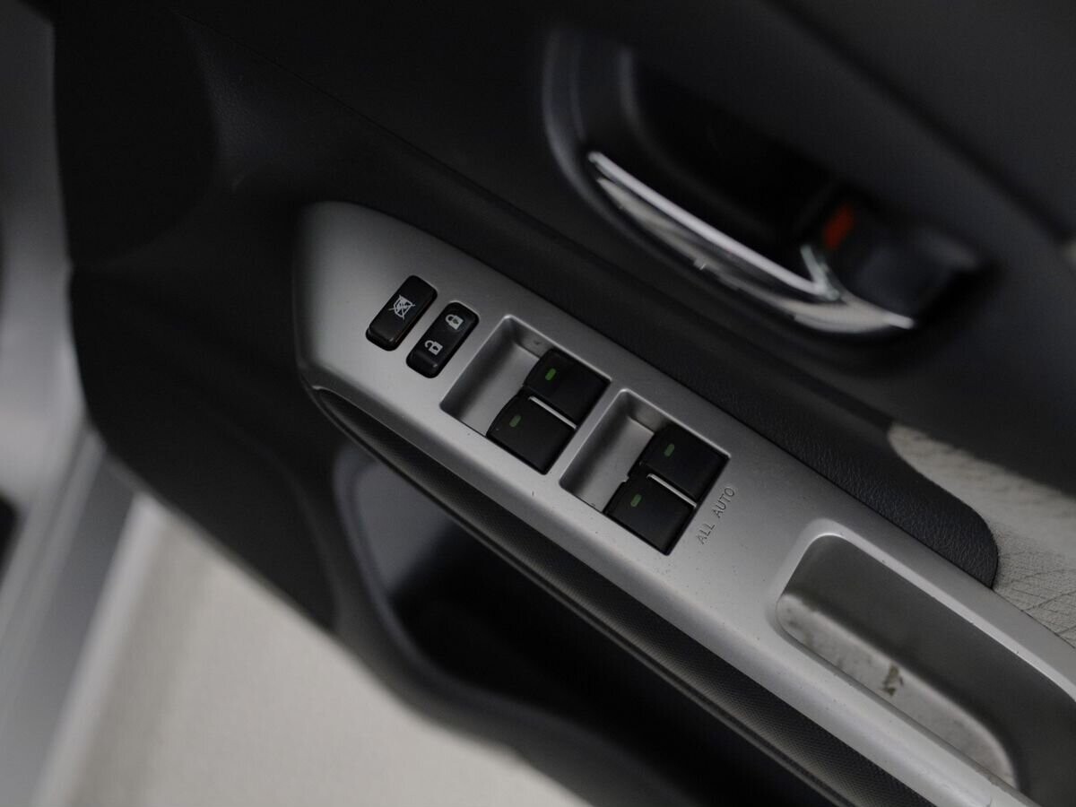 Toyota Wish 2011 - фото автомобиля